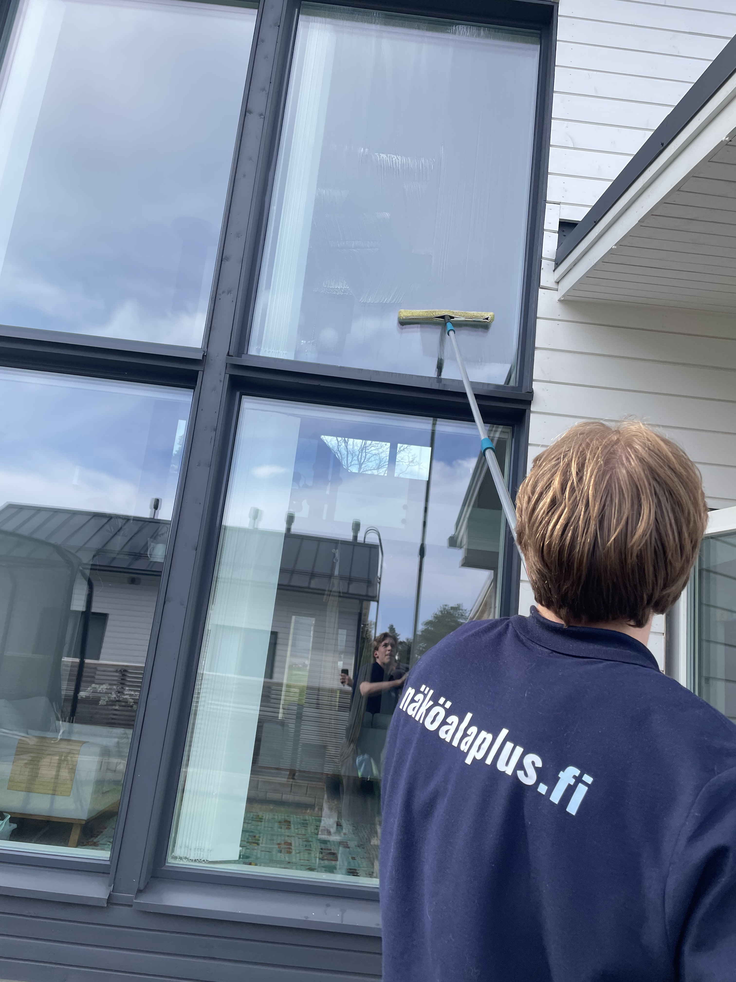 Lasiseinän pesu liikekiinteistössä Matinkylässä, Espoo
